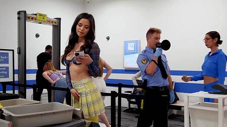 Охранники в аэропорту жарко трахают красивую телку