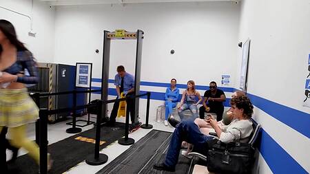 Охранники в аэропорту жарко трахают красивую телку