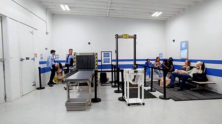 Охранники в аэропорту жарко трахают красивую телку