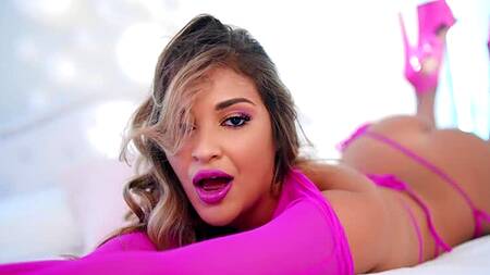 Белокурая стриптизерша в в розовом белье наслаждается страстным сексом