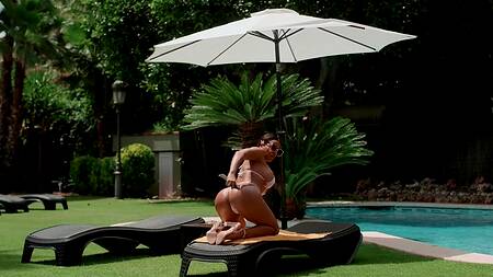 Страстная латинка на отдыхе наслаждается большим членом