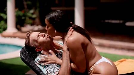 Страстная латинка на отдыхе наслаждается большим членом