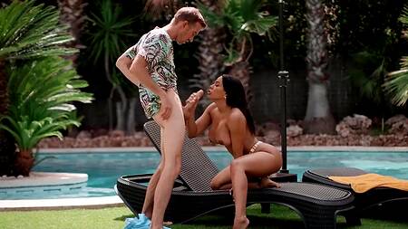 Страстная латинка на отдыхе наслаждается большим членом