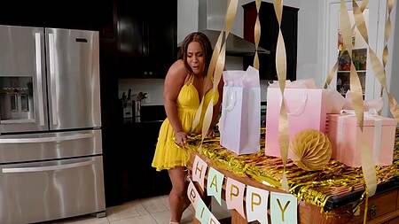 Сочная негритянка на день рождения трахается в жопу с мужем подруги