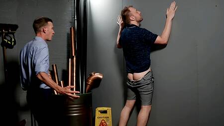 Студентка через дырку в стене отсасывает хуй на занятии