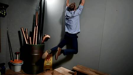 Студентка через дырку в стене отсасывает хуй на занятии