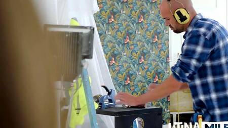 Латинка изменяет мужу и трахается в жопу со строителем