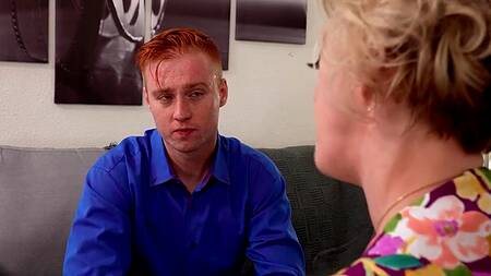 Молодой муж смотрит как зрелую жену ебут негры в обе дырки