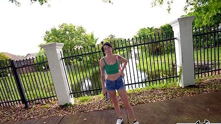 Милая Kitty Lynn с пирсингом на лице ебется с негром в машине