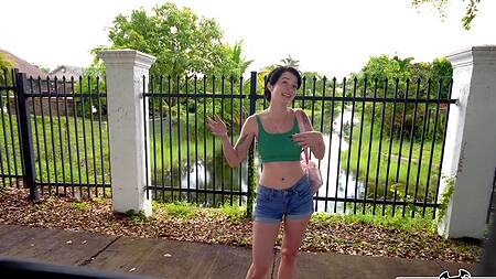 Милая Kitty Lynn с пирсингом на лице ебется с негром в машине