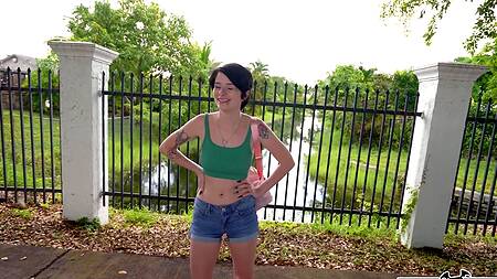 Милая Kitty Lynn с пирсингом на лице ебется с негром в машине