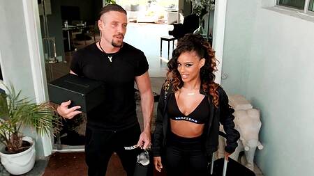 Жаркая мулатка Scarlit Scandal надевает портупею и дает в очко