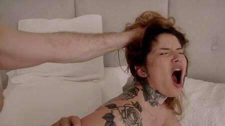 Татуированная жена ебется с мужем и любовником в обе дырки