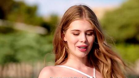 Русская красотка Little Angel соблазняет парня на отдыхе