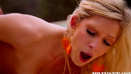 Худая красотка на отдыхе соблазняет местного мужика на анал