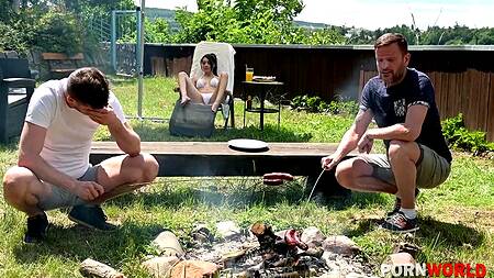 Друзья пожарили сосиски и красотку в обе дырочки
