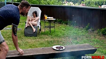 Друзья пожарили сосиски и красотку в обе дырочки