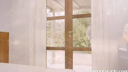 Белокурая красотка на отдыхе жарко ебется с татуированным