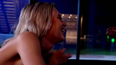 Элитная проститутка переодевается перед клиентом и ебется с ним