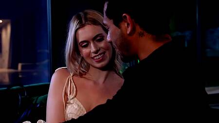 Элитная проститутка переодевается перед клиентом и ебется с ним