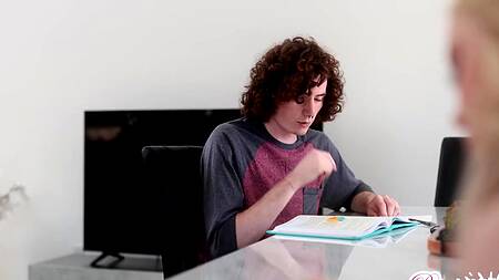 Брат подкрадывается к милой сестре сзади и вставляет хуй в пизду