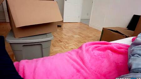 Парень проверяет как будет дрочиться на кровати и ебет риелторшу