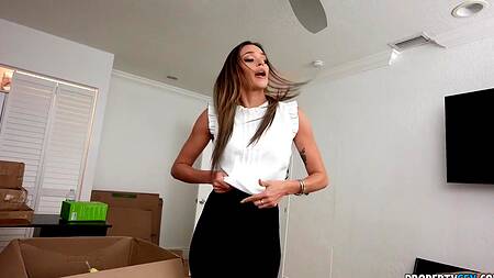 Парень проверяет как будет дрочиться на кровати и ебет риелторшу