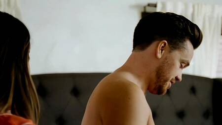 Спортивный парень оголяет торс и возбуждает жаркую Sera Ryder