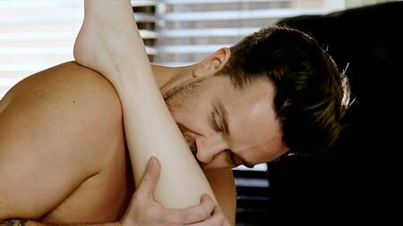 Спортивный парень оголяет торс и возбуждает жаркую Sera Ryder