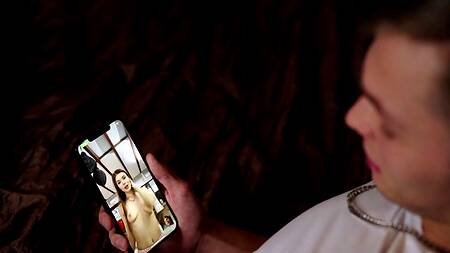 К смазливой телке в розовом приходит любимый и жарко ебет её