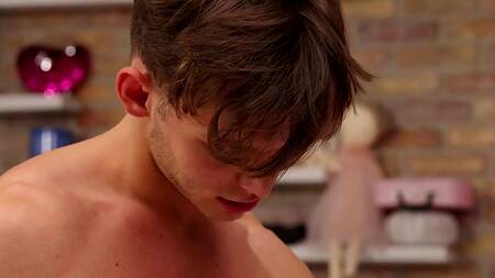 К смазливой телке в розовом приходит любимый и жарко ебет её