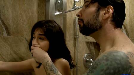 Присылает соседке фотку члена и страстно её трахает