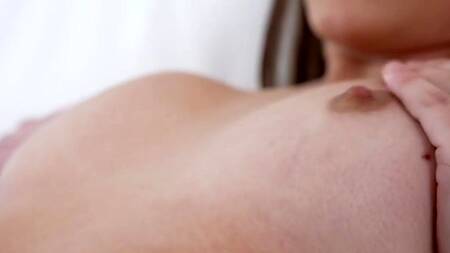 Стройная милашка у бассейна ласкает пенис парня и предлагает секс