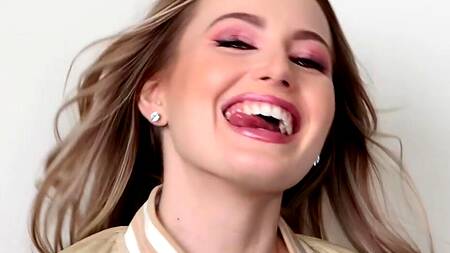 Веселая худышка в сексуальном белье жарко ебется с негром