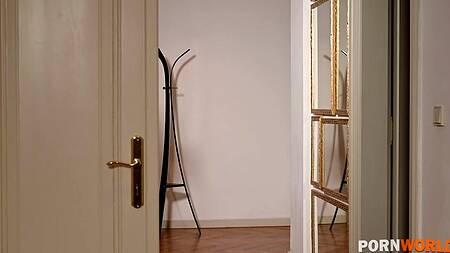 Грудастая бестия зовет к себе коллегу, чтобы поебаться с ним