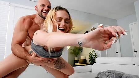 Мужик находит миниатюрную телку в парке и разводит её на секс