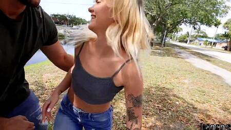 Мужик находит миниатюрную телку в парке и разводит её на секс