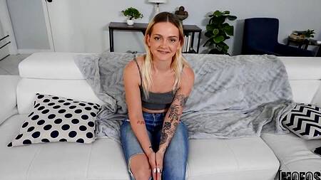 Мужик находит миниатюрную телку в парке и разводит её на секс