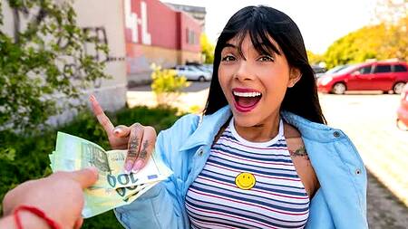 Мужик дрочит в парке и соблазняет красивую брюнетку