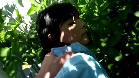 Мужик дрочит в парке и соблазняет красивую брюнетку