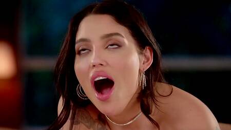 Умелый кунилингус заставляет красотку отдаться в жопу