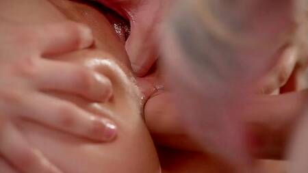 Умелый кунилингус заставляет красотку отдаться в жопу