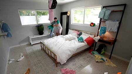 Пацан убирается в комнате и в награду ебет мачеху Crystal Rush в очко