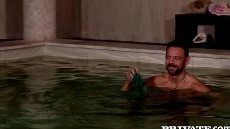 Девка с анальной пробкой в жопе плавает в бассейне и отдается мужику