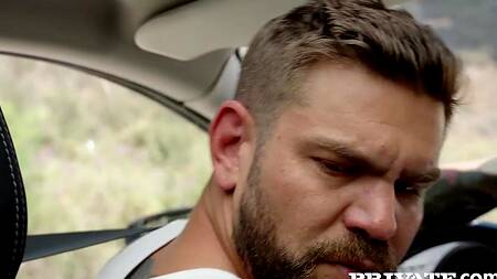 Красотки целуются в машине и соблазняют таксиста на ЖМЖ