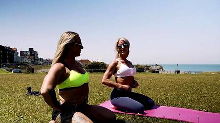 Зрелые спортивные подруги жарко ебутся с мужиком после пробежки