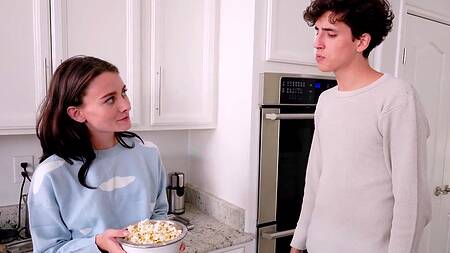 Худенькая сестра после душа наслаждается сексом с братом