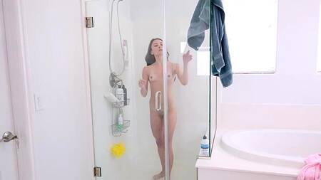 Худенькая сестра после душа наслаждается сексом с братом