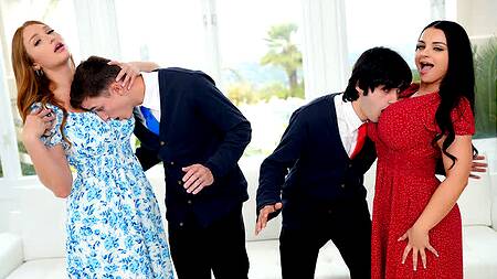 Парни перед выпускным занимаются сексом с мачехами