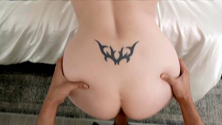 Мачеха после душа сбрасывает халат и соблазняет пасынка